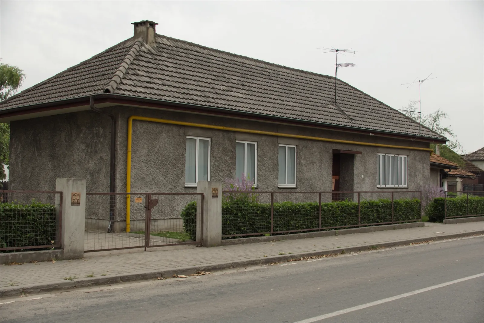 Hetvenes évekbeli sátortetős családi ház Zimányban, homlokzati gázcsővel